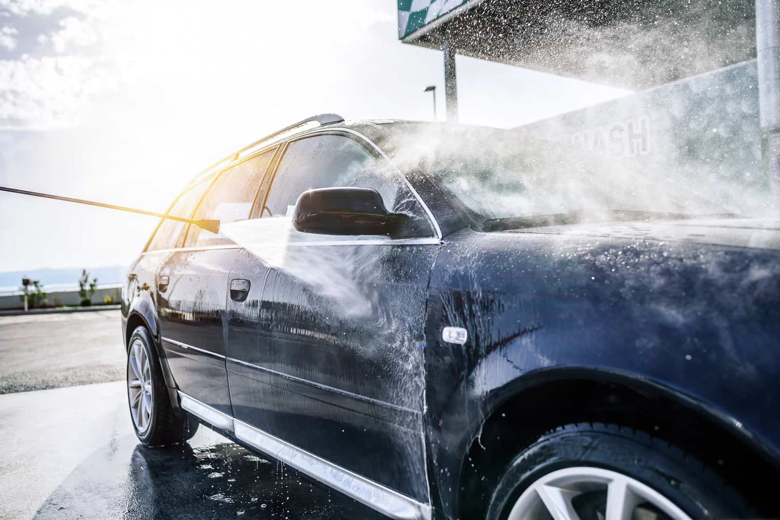How to clean a car with a pressure washer 