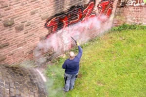 pressure washing to remove graffiti